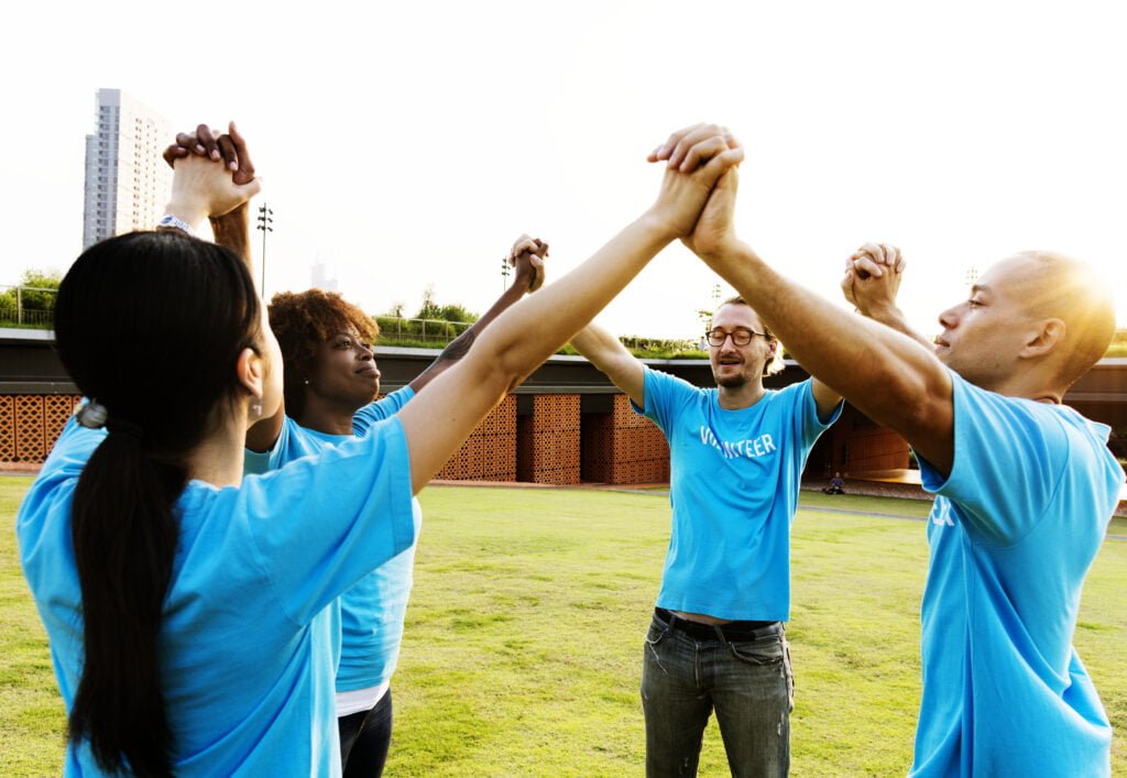 How to Foster Self-Love Through Volunteer Work and Giving Back 4 Volunteers supporting each other