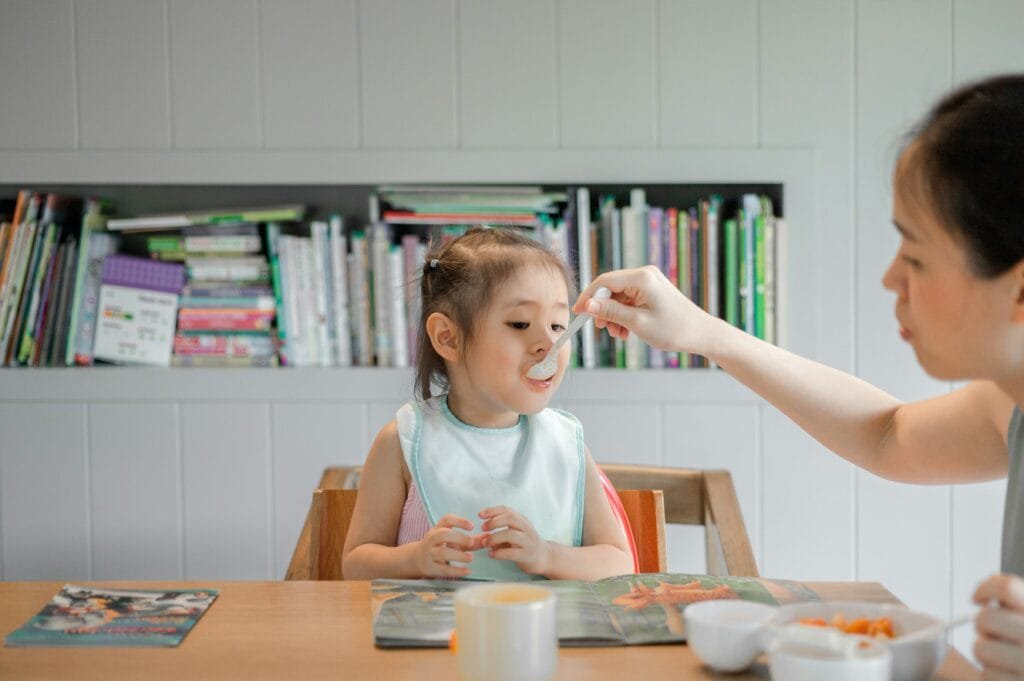 9 Simple Mindful Parenting Exercises for Daily Connection - A Complete Guide 4 A mother teaching her daughter how to be mindful during a meal